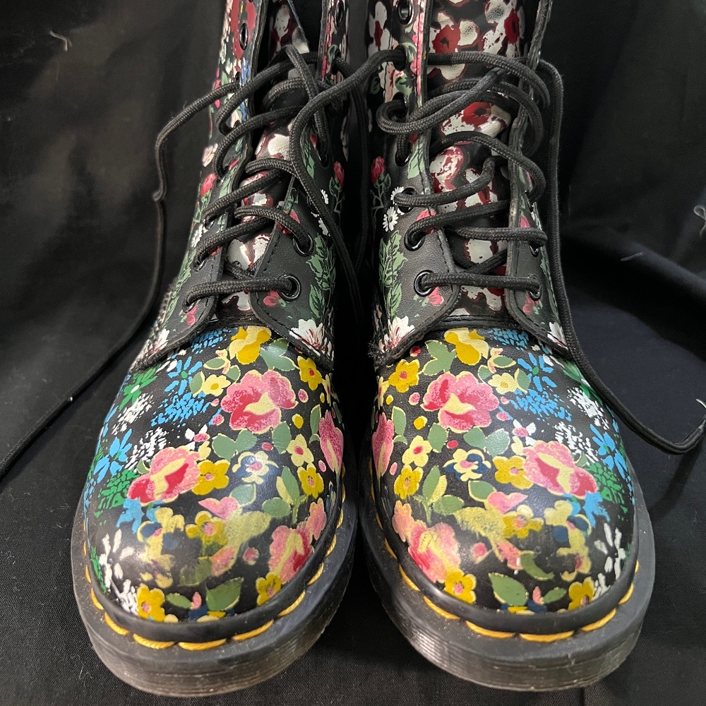 Doc Martens Floral boot size 7